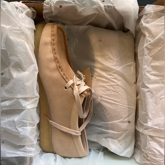 Clarks Wallabees Light Tan Suede - Picture 3 of 12